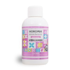 Ervaar een feest van geur met Horomia wasparfum Confetti. De frisse topnoten van bergamot, kokosnoot en pruim combineren perfect met een bloemig hart van oranjebloesem, jasmijn en roos. De warme basis van muskus, sandelhout en vanille geeft je was een langdurige, zomerse geur. Ideaal voor een luxueuze en frisse wasbeleving.