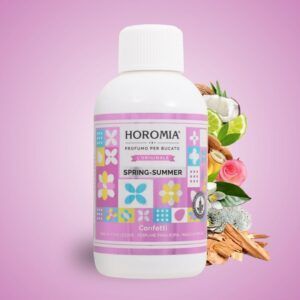 Ervaar een feest van geur met Horomia wasparfum Confetti. De frisse topnoten van bergamot, kokosnoot en pruim combineren perfect met een bloemig hart van oranjebloesem, jasmijn en roos. De warme basis van muskus, sandelhout en vanille geeft je was een langdurige, zomerse geur. Ideaal voor een luxueuze en frisse wasbeleving.