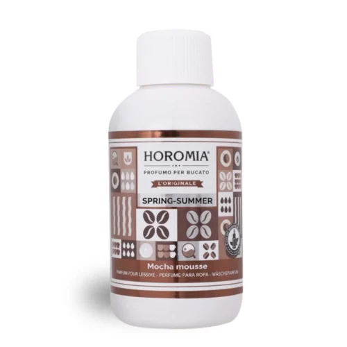 Horomia wasparfum is veelzijdig en perfect voor gebruik bij zowel machine- als handwas. Of je nu je dagelijkse kleding wil opfrissen of de delicate stoffen, de wasparfum is geschikt voor alle textielsoorten. Voor de machinewas giet je 5 tot 10 ml van het wasparfum in het vakje van de wasverzachter, afhankelijk van hoe intens je de geur wilt ervaren. Bij een handwas voeg je dezelfde hoeveelheid toe aan 5 liter water om je wasgoed een langdurige, heerlijke geur mee te geven. Vergeet niet handschoenen te dragen om je handen te beschermen tegen het geconcentreerde parfum. Lees meer over hoe je onze wasparfum gebruikt in ons blog.